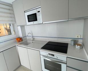 Cuina de Pis de lloguer en Benalmádena amb Aire condicionat, Terrassa i Moblat
