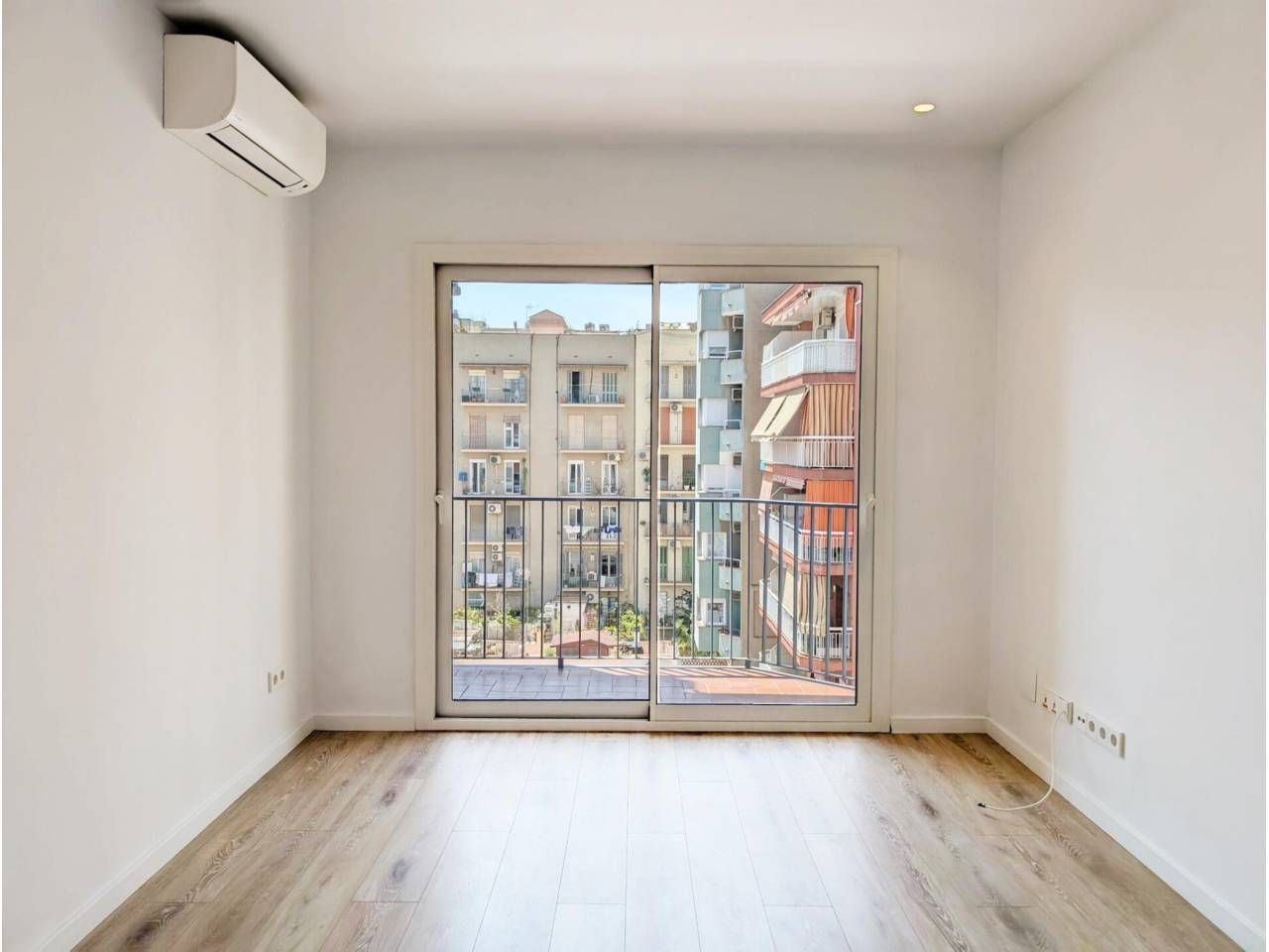 Bedroom of Flat for sale in  Barcelona Capital  with Air Conditioner and Balcony
