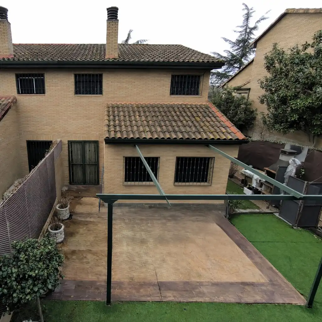 Vista exterior de Casa adosada en venda en Galapagar amb Calefacció, Jardí privat i Terrassa