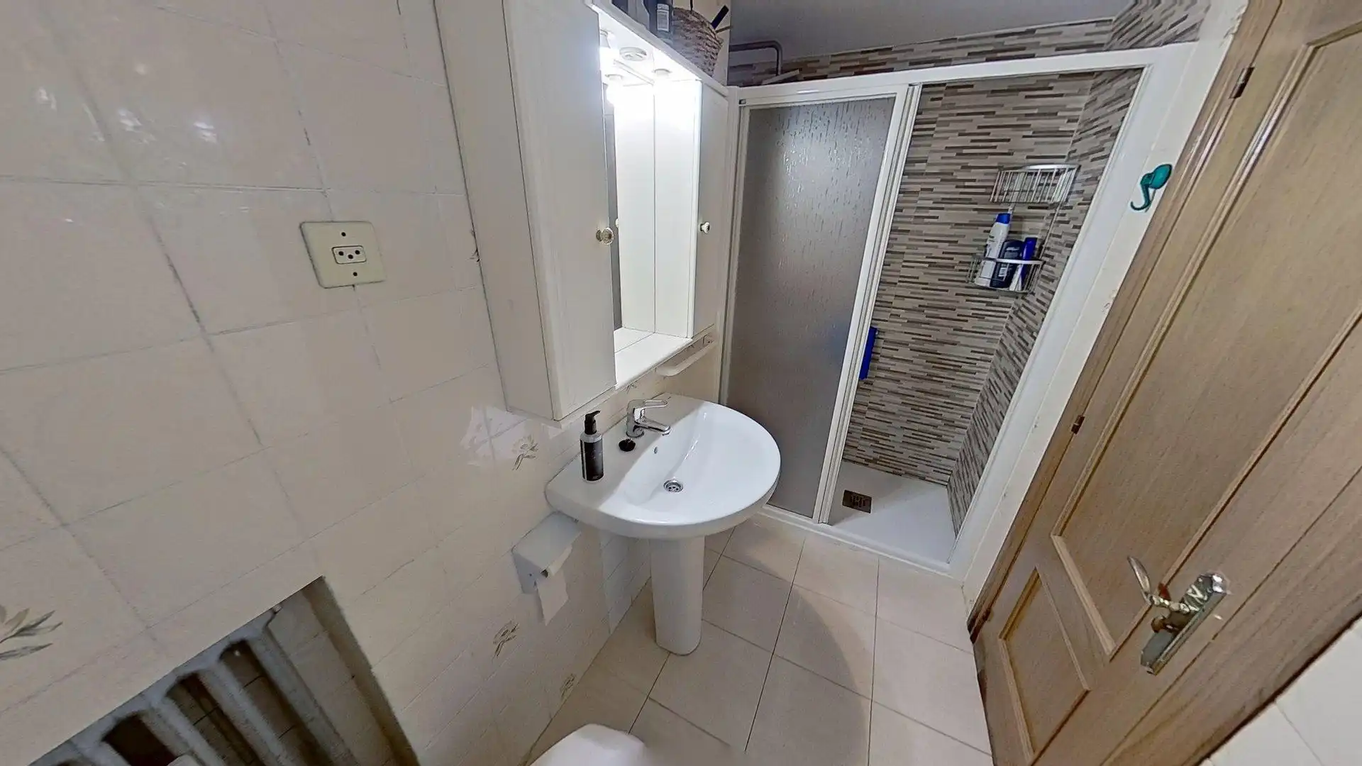 Badezimmer von Wohnung zum Verkauf in Gijón  mit Heizung, Parkett und Terrasse
