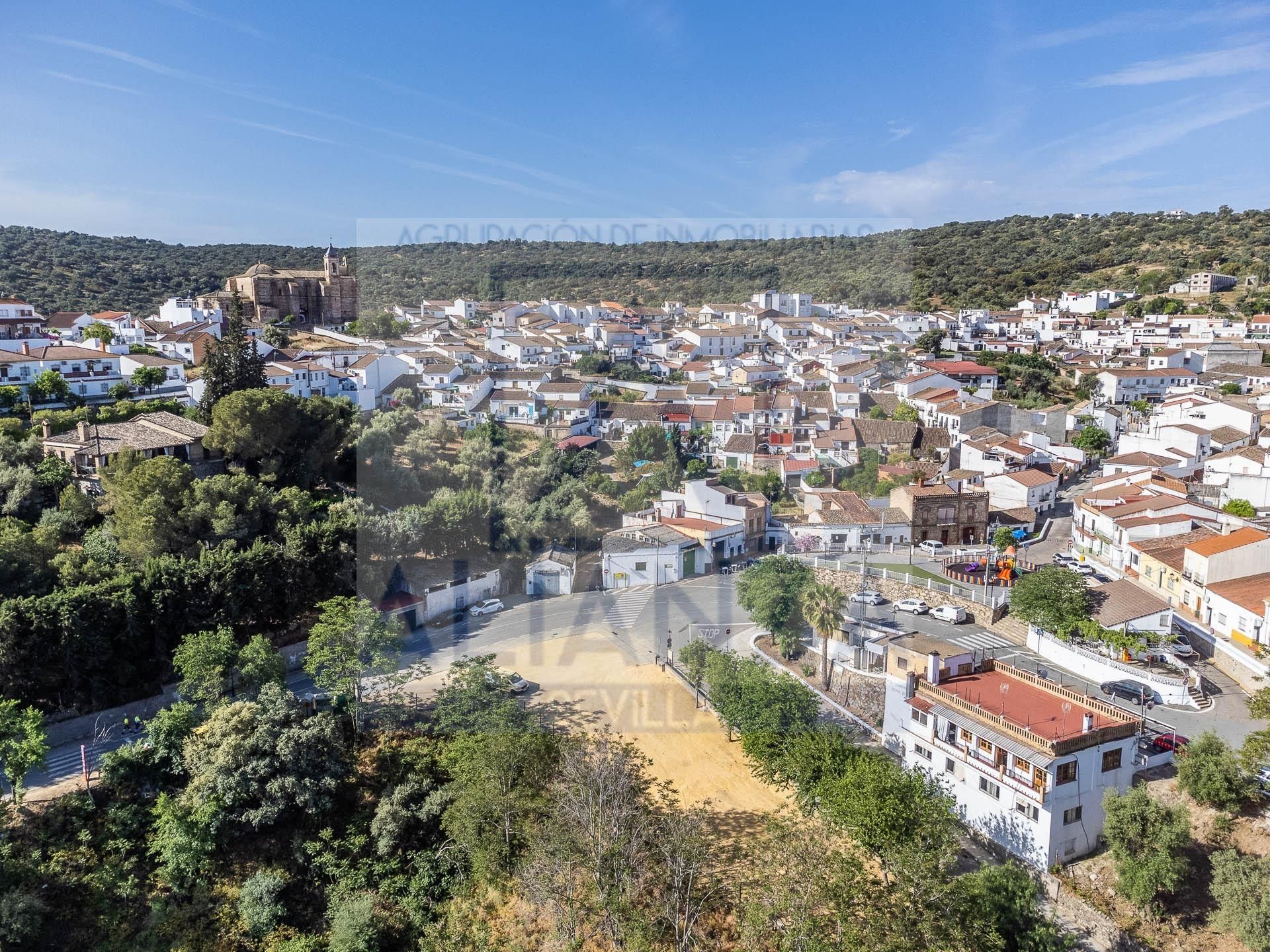 Vista exterior de Casa o xalet en venda en El Castillo de las Guardas amb Terrassa i Traster
