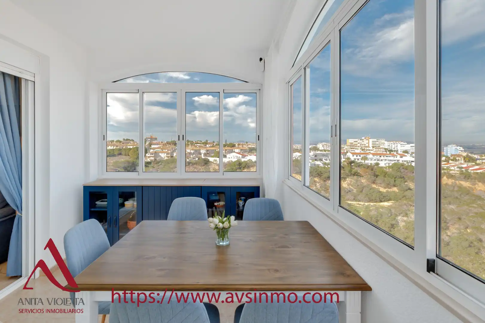 Menjador de Apartament de lloguer en Torrevieja amb Aire condicionat, Moblat i Forn