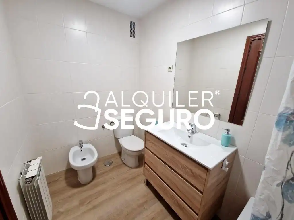 Baño de Piso de alquiler en Humanes de Madrid con Aire acondicionado, Calefacción y Terraza