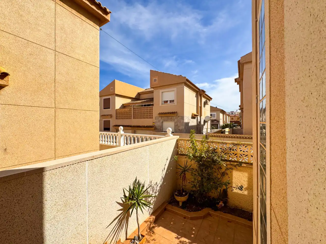 Vista exterior de Casa adosada en venda en Torrevieja amb Aire condicionat, Calefacció i Jardí privat