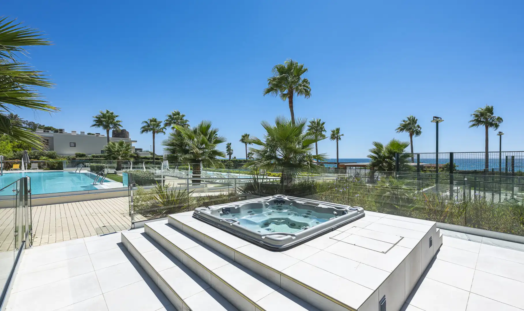 Terrasse von Wohnungen zum Verkauf in Estepona mit Klimaanlage, Terrasse und Schwimmbad