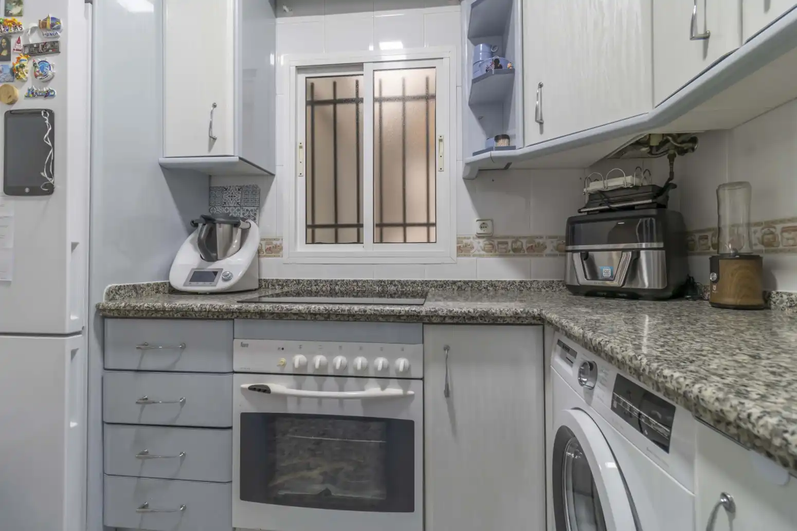 Kitchen of Flat for sale in Sevilla  with Air Conditioner, Storage room and Balcony