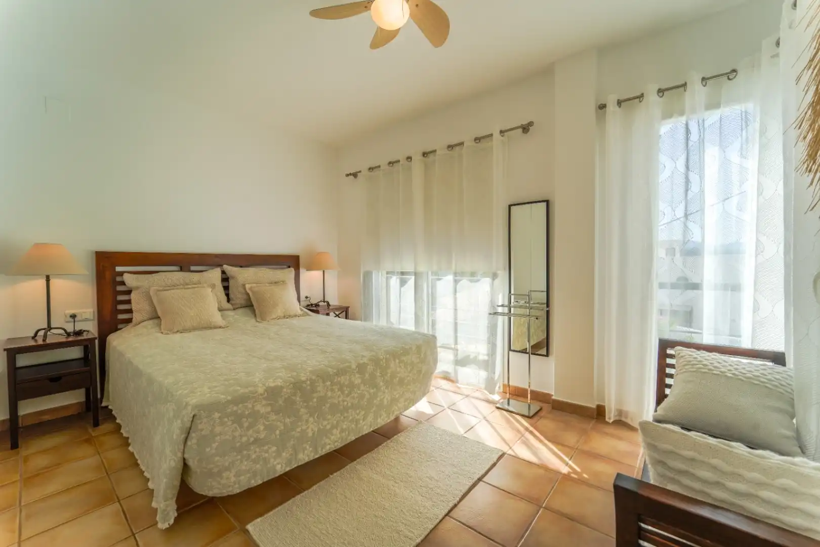 Schlafzimmer von Einfamilien-Reihenhaus zum Verkauf in L'Alfàs del Pi mit Klimaanlage, Heizung und Privatgarten