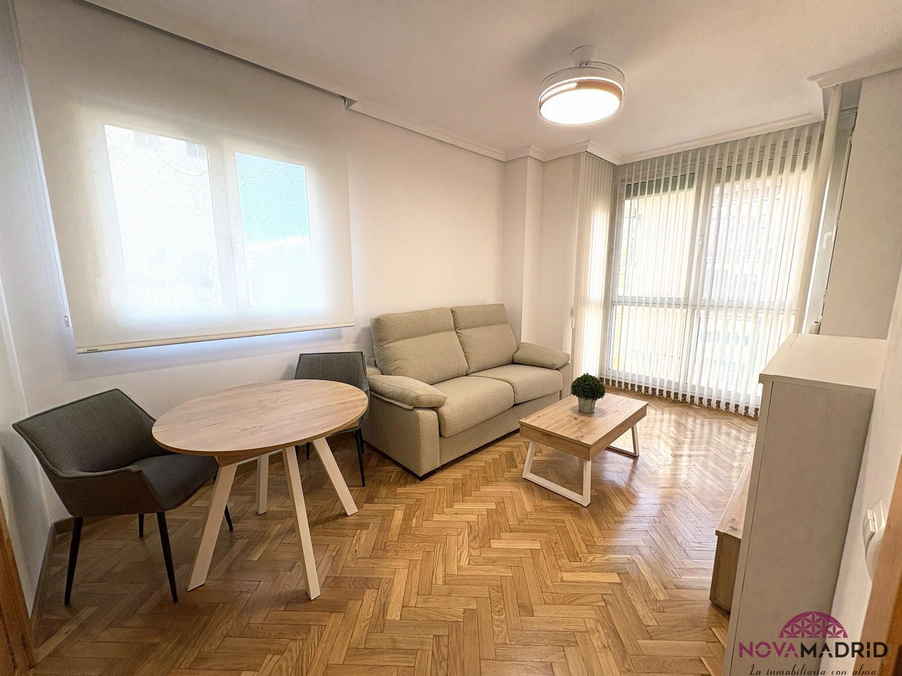 Living room of Flat to rent in  Madrid Capital  with Air Conditioner, Heating and Parquet flooring
