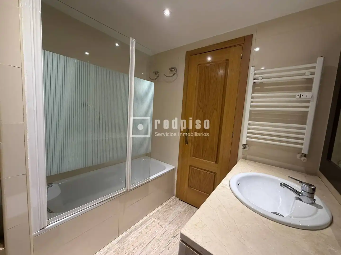 Bathroom of Flat for rent in Madrid  with Air Conditioner, Parquet flooring and Terrace