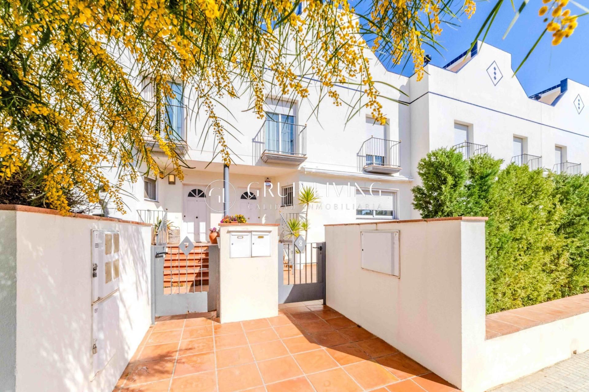 Vista exterior de Casa o xalet en venda en Sitges amb Aire condicionat, Calefacció i Jardí privat