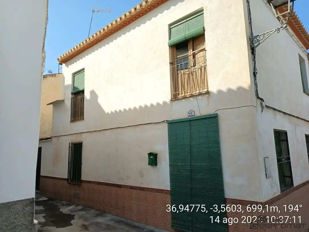 Adosado con jardín en venta en Calle Honda 11