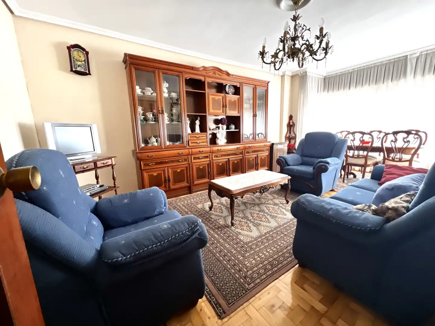 Sala de estar de Piso en venta en Cabezón de la Sal con Calefacción, Parquet y Amueblado