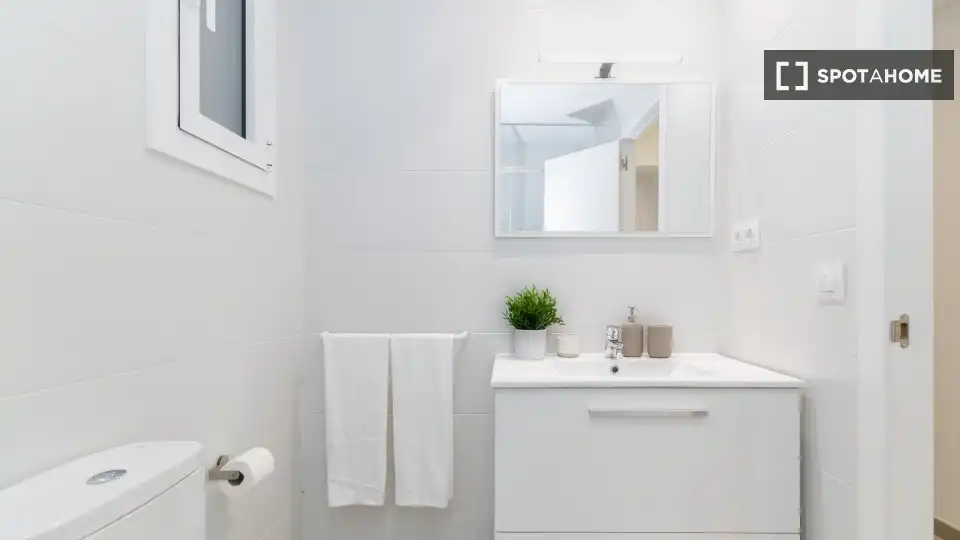 Bathroom of Flat for share in Barcelona  with Air Conditioner, Heating and Terrace