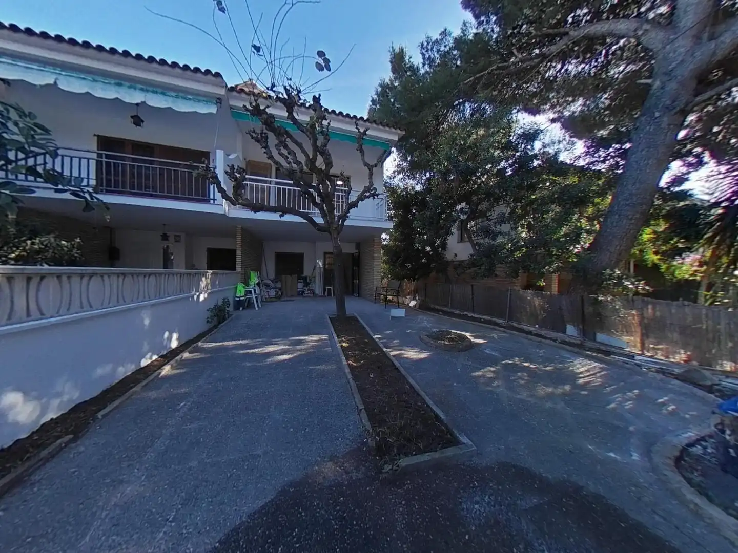 Außenansicht von Einfamilien-Reihenhaus zum Verkauf in El Vendrell mit Privatgarten und Parkett