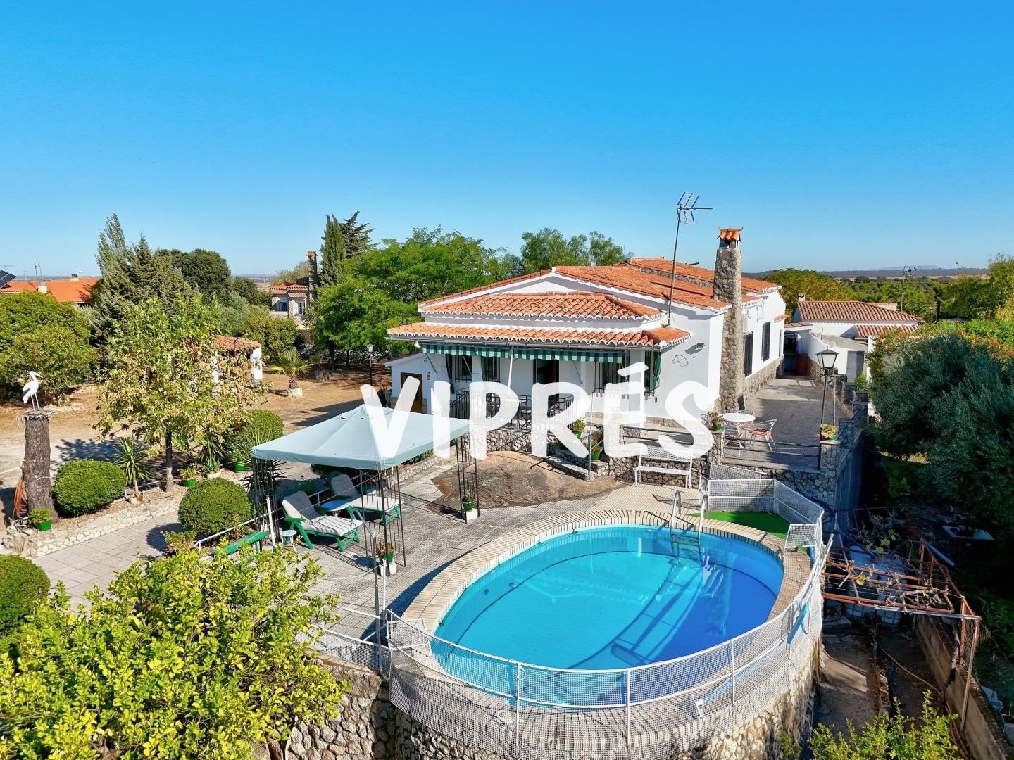 Vista exterior de Casa o xalet en venda en Malpartida de Cáceres amb Aire condicionat, Calefacció i Moblat