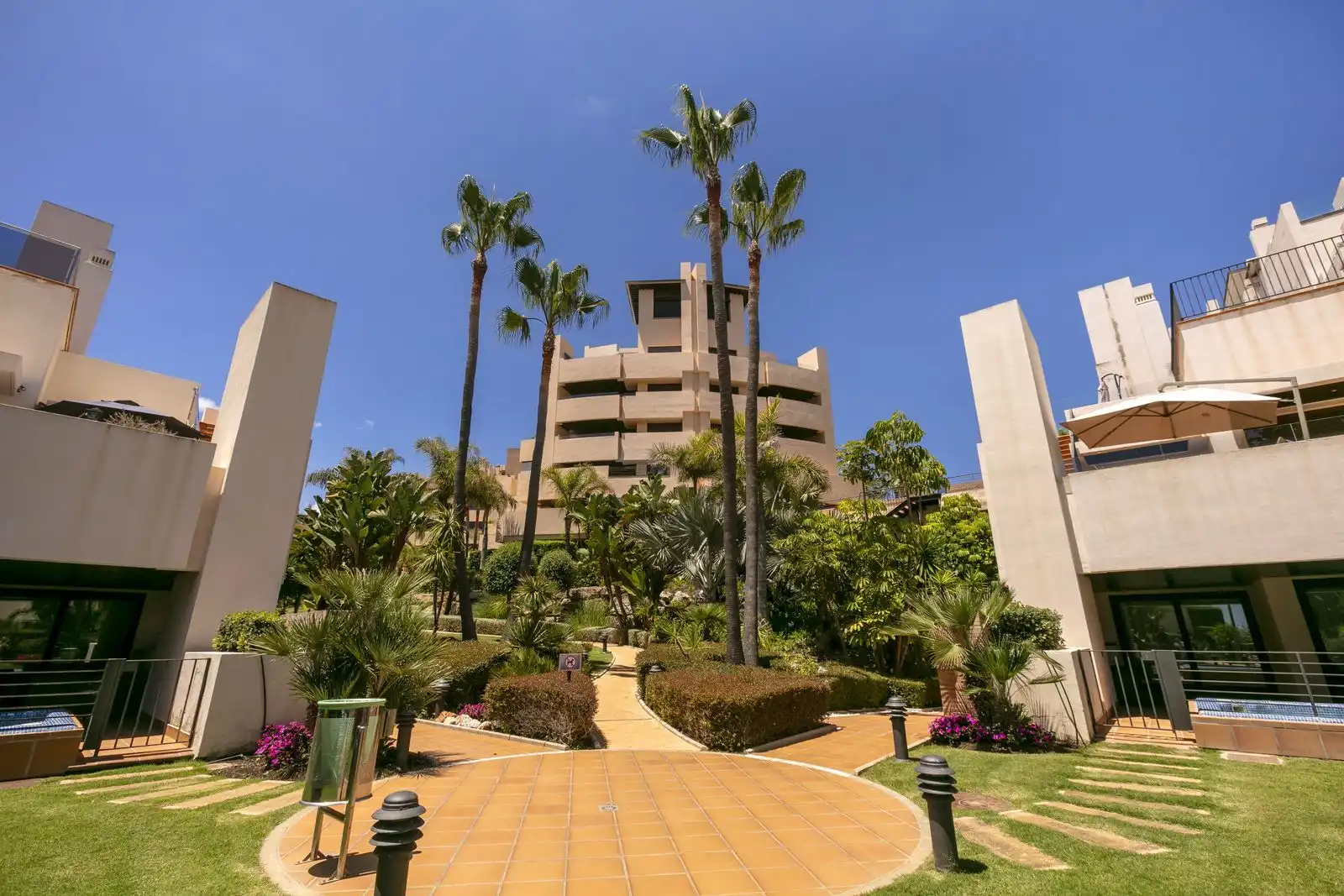 Vista exterior de Dúplex en venda en Estepona amb Aire condicionat, Terrassa i Traster