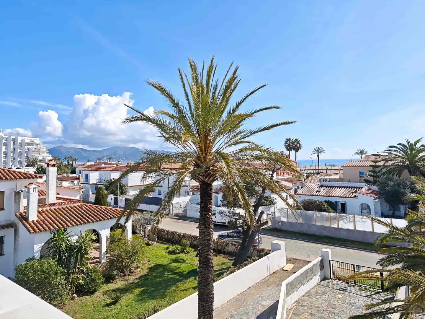 Außenansicht von Maisonette zum Verkauf in Empuriabrava mit Klimaanlage, Heizung und Terrasse