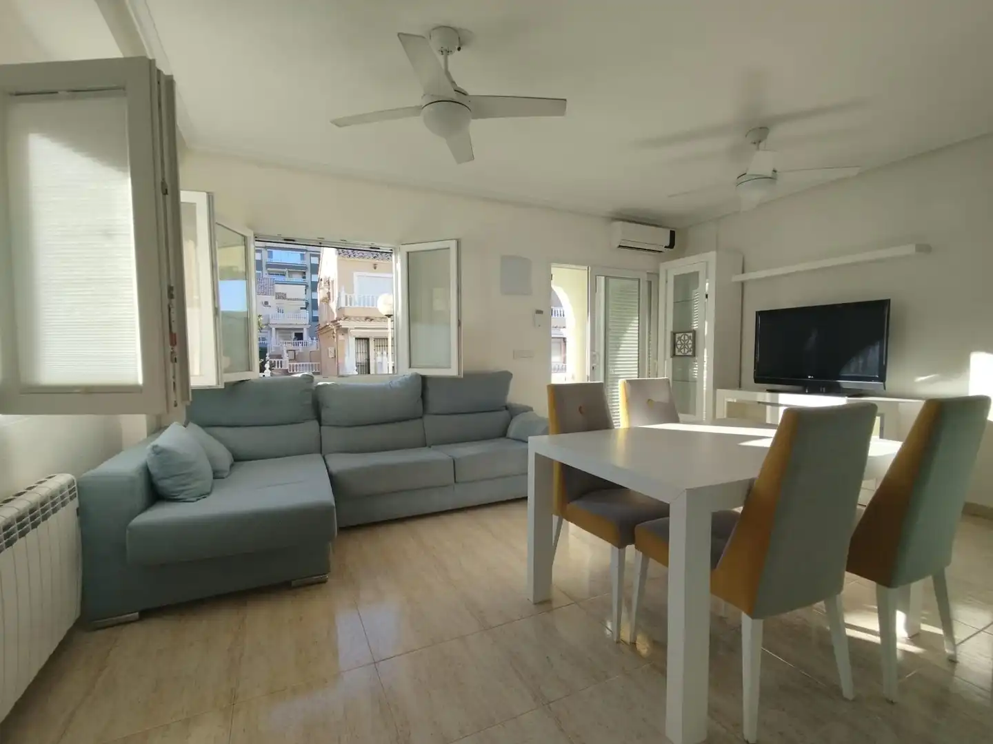 Sala de estar de Casa adosada en venta en Guardamar del Segura con Aire acondicionado, Calefacción y Amueblado