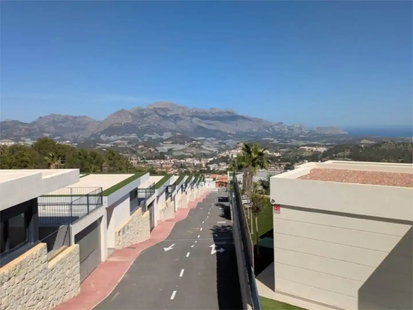 Vista exterior de Casa o xalet en venda en Polop amb Aire condicionat, Piscina i Balcó