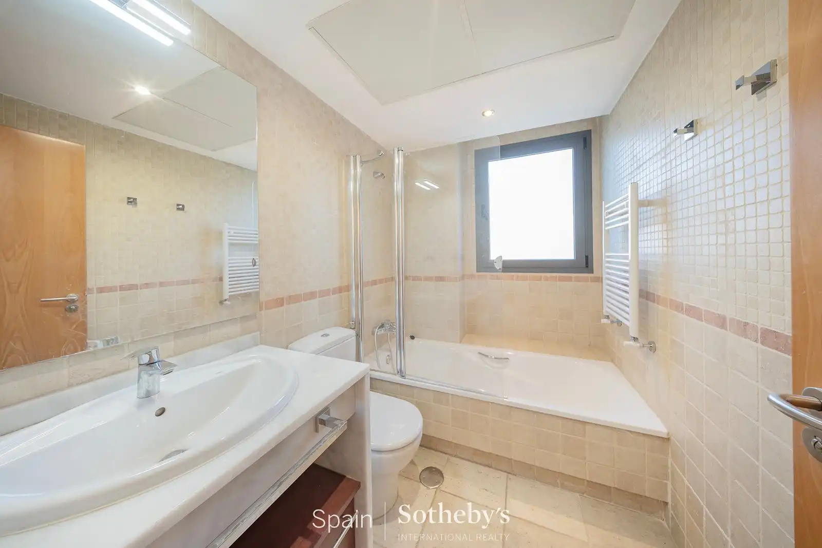 Bany de Apartament de lloguer en La Moraleja amb Aire condicionat, Calefacció i Terrassa