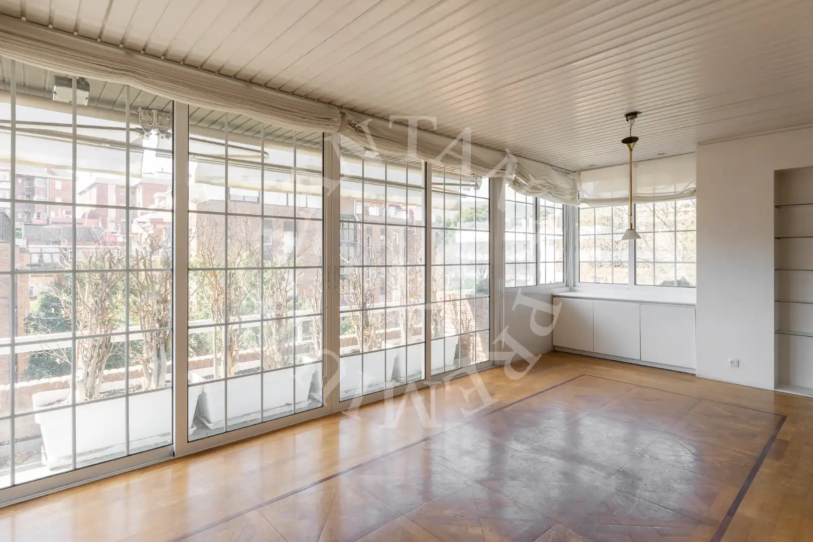 Dachboden zum Verkauf in Barcelona mit Heizung, Parkett und Terrasse