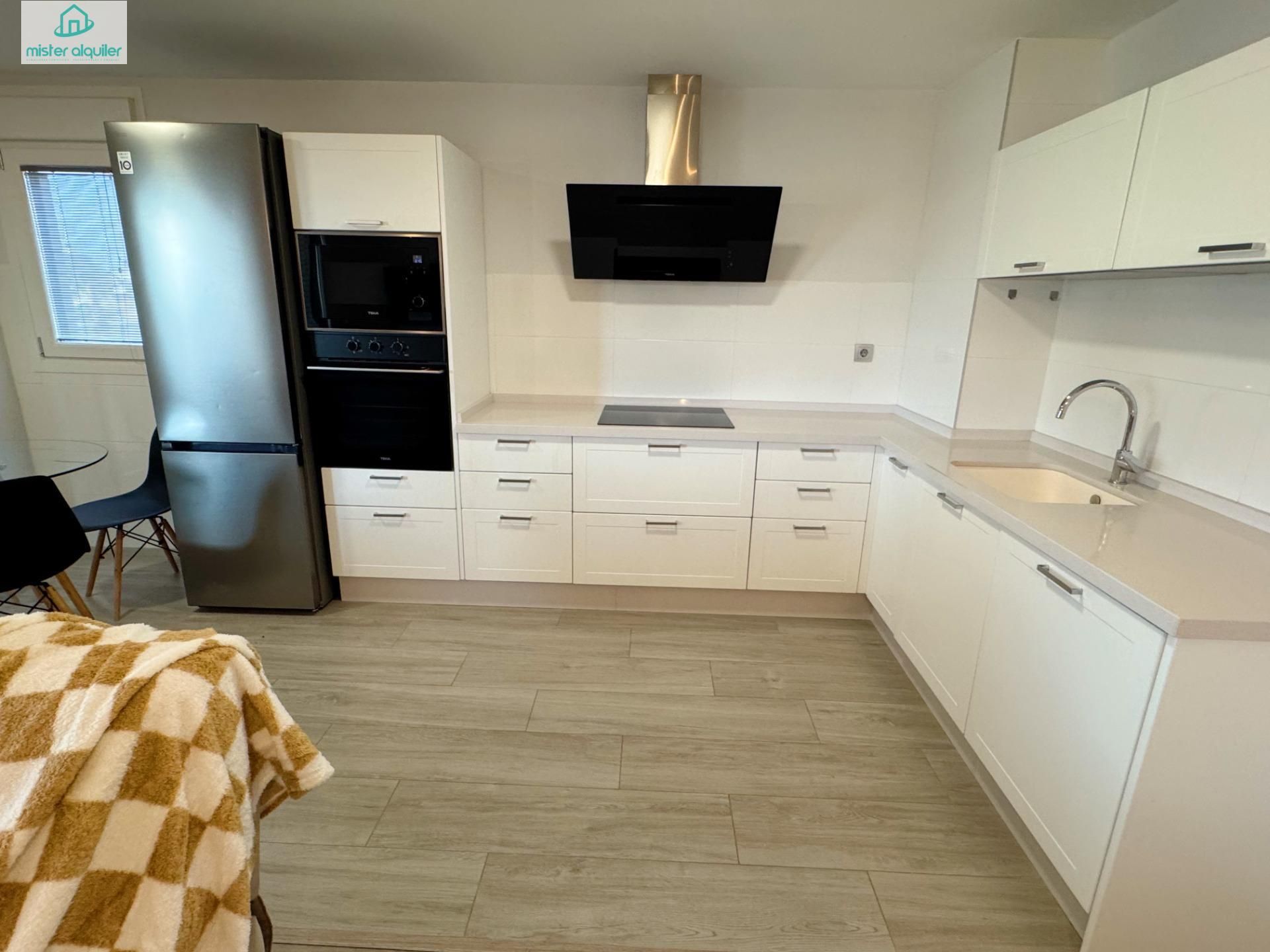 Cuina de Apartament de lloguer en El Campello amb Aire condicionat, Calefacció i Jardí privat