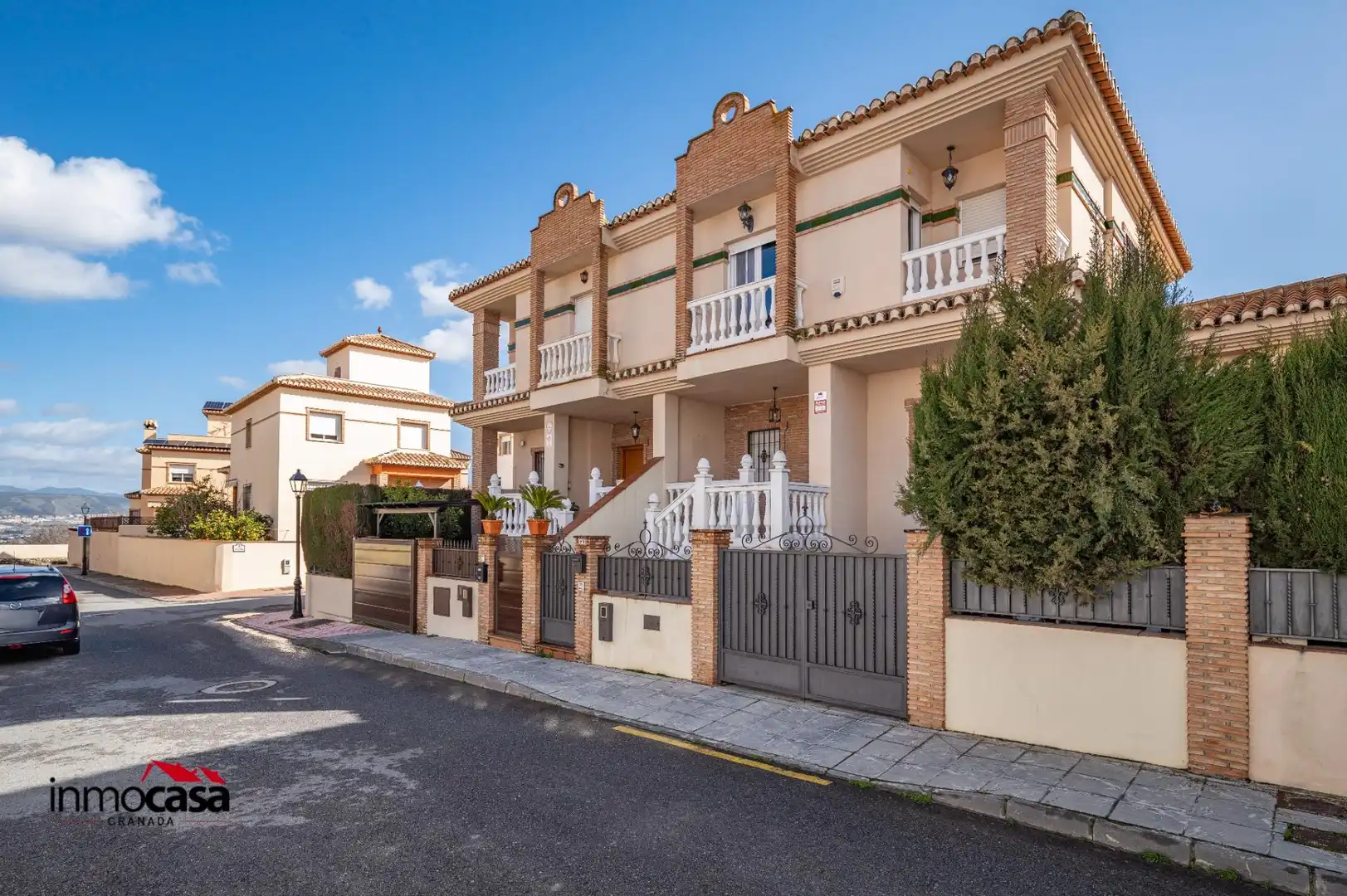Vista exterior de Casa adosada en venta en Ogíjares con Calefacción, Amueblado y Balcón