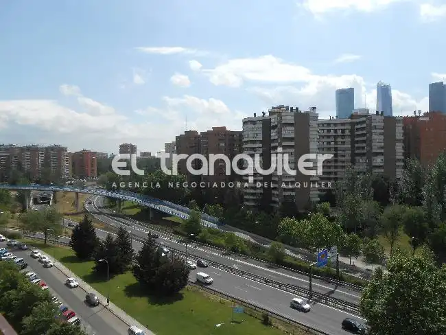 Vista exterior de Pis en venda en Madrid amb Parquet i Terrassa