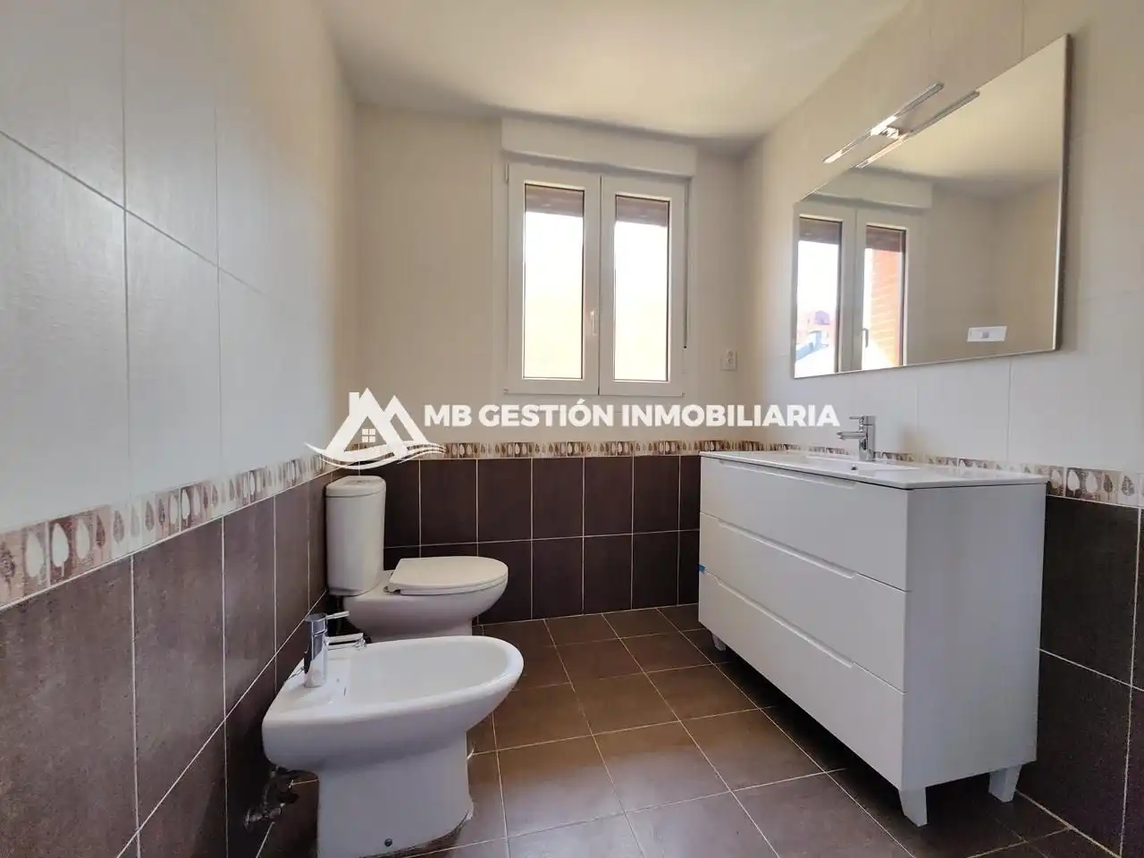Baño de Casa adosada en venta en Fuenlabrada con Aire acondicionado, Calefacción y Jardín privado