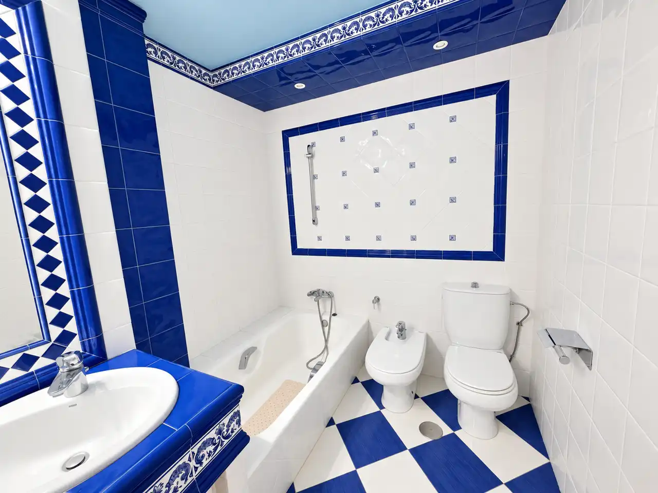 Bathroom of Ground floor for sale in Écija  with Air Conditioner, Terrace and Storage room