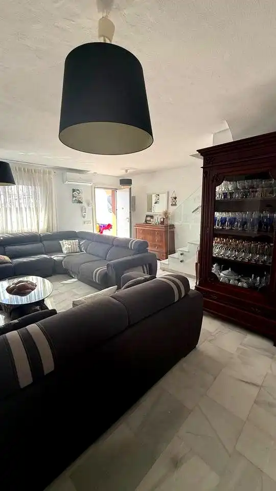 Sala de estar de Casa adosada en venta en Málaga con Aire acondicionado y Piscina comunitaria