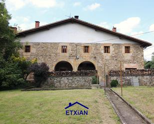 Vista exterior de Finca rústica en venda en Oñati amb Calefacció, Jardí privat i Moblat