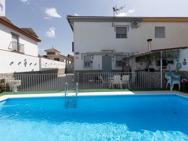Xalet amb piscina en venda a Calle HUELVA 3