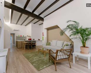 Living room of Study to share in  Valencia Capital  with Air Conditioner and Terrace