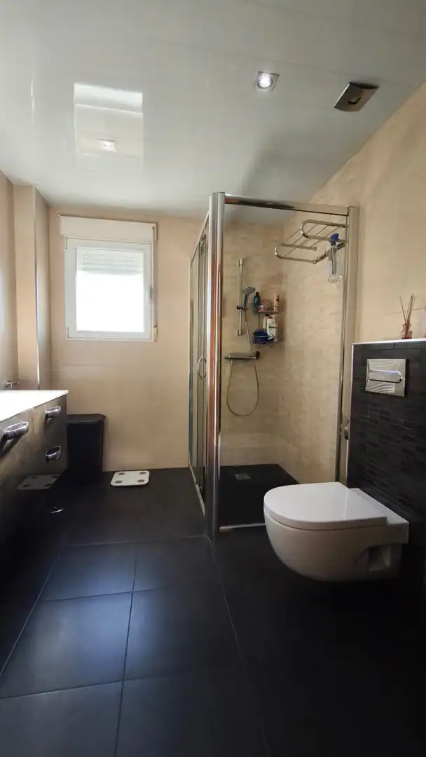 Badezimmer von Einfamilien-Reihenhaus zum Verkauf in Huétor Vega mit Klimaanlage, Heizung und Privatgarten