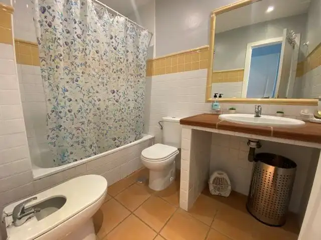 Baño de Apartamento de alquiler en Islantilla con Aire acondicionado, Calefacción y Terraza