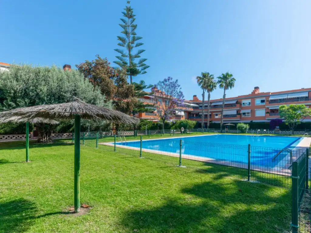 Piscina de Apartament en venda en Alicante / Alacant amb Aire condicionat i Internet