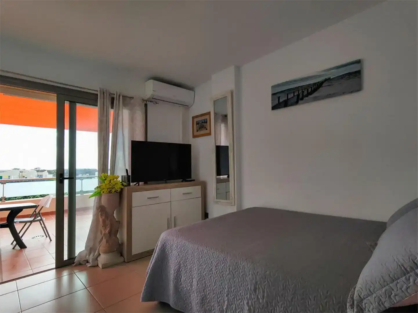 Schlafzimmer von Dachboden zum Verkauf in Guía de Isora mit Klimaanlage und Balkon