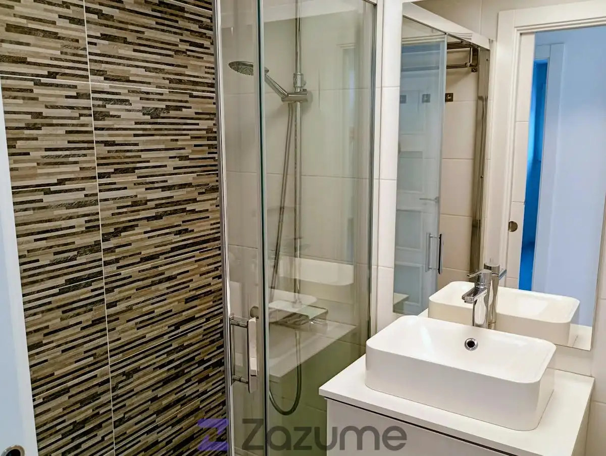 Badezimmer von Wohnungen zur Miete in Barcelona mit Klimaanlage, Heizung und Parkett