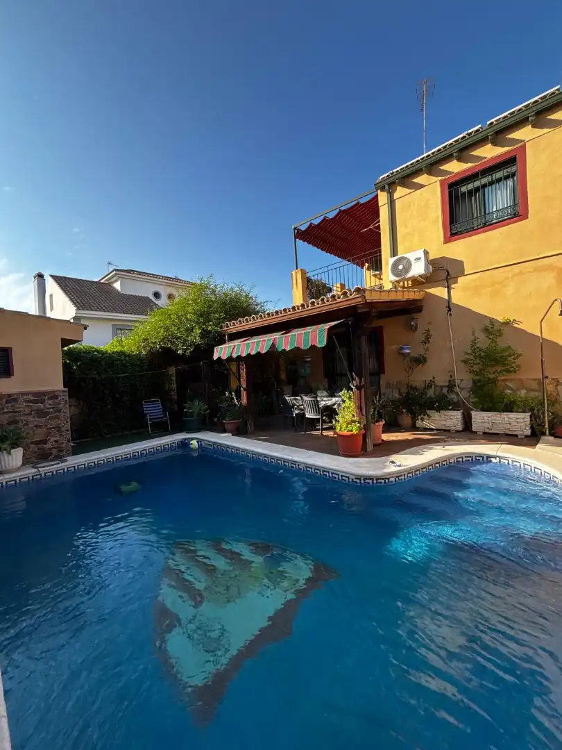 Piscina de Casa adosada en venda en Bormujos amb Aire condicionat, Jardí privat i Terrassa