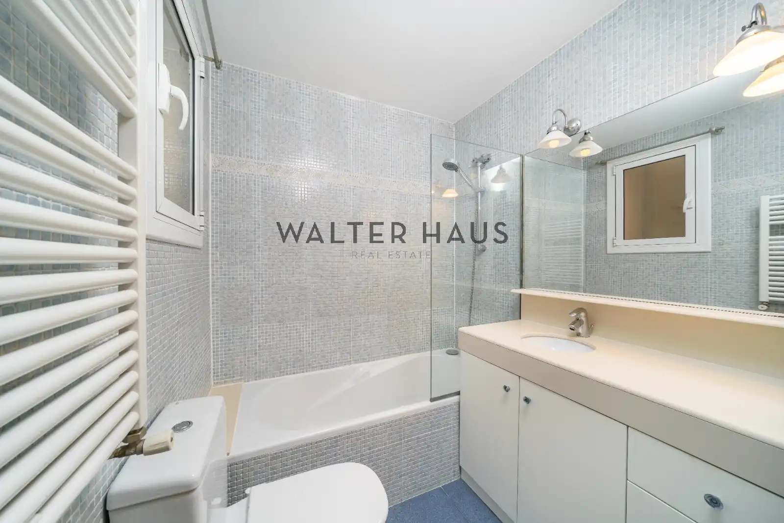 Badezimmer von Wohnung zum Verkauf in Barcelona mit Klimaanlage, Heizung und Parkett