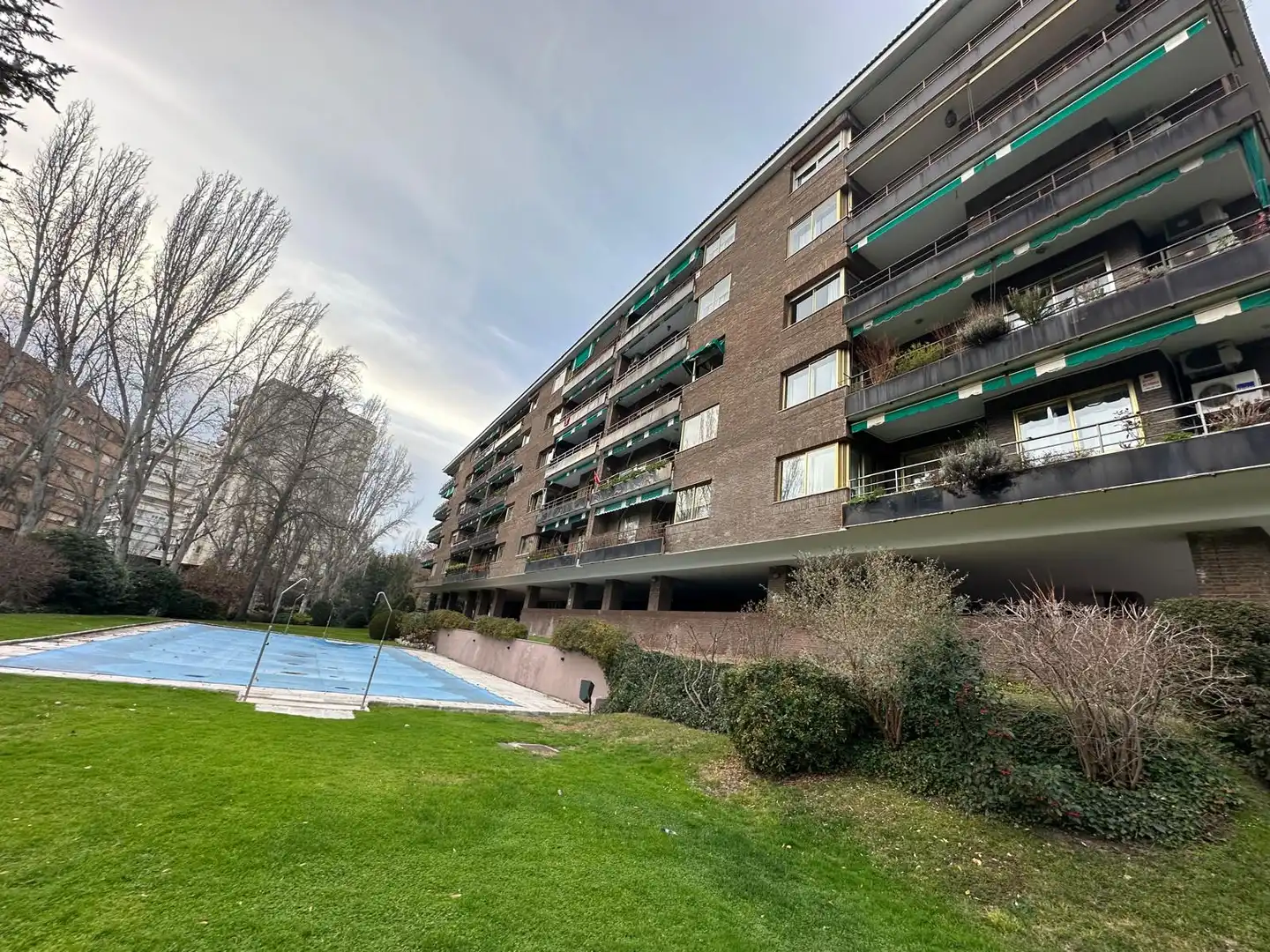 Exterior view of Flat for sale in Madrid  with Parquet flooring, Terrace and Storage room