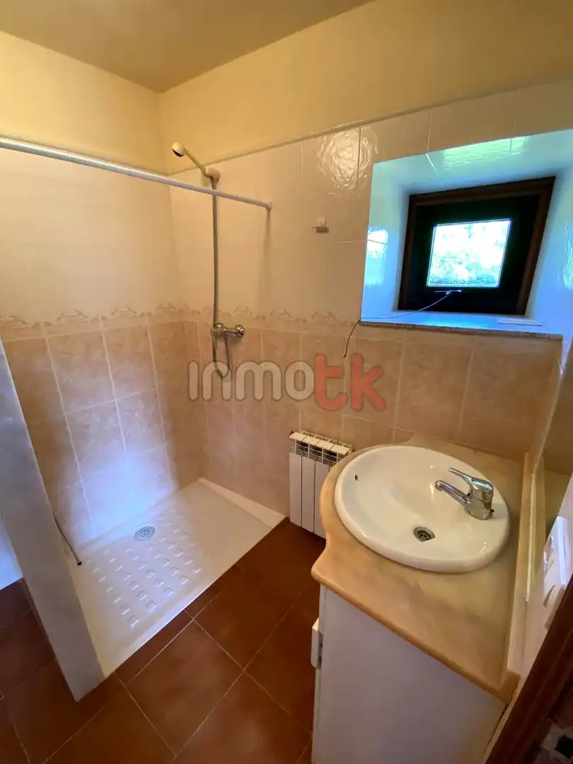 Baño de Casa o chalet en venta en Oleiros con Calefacción, Jardín privado y Alarma