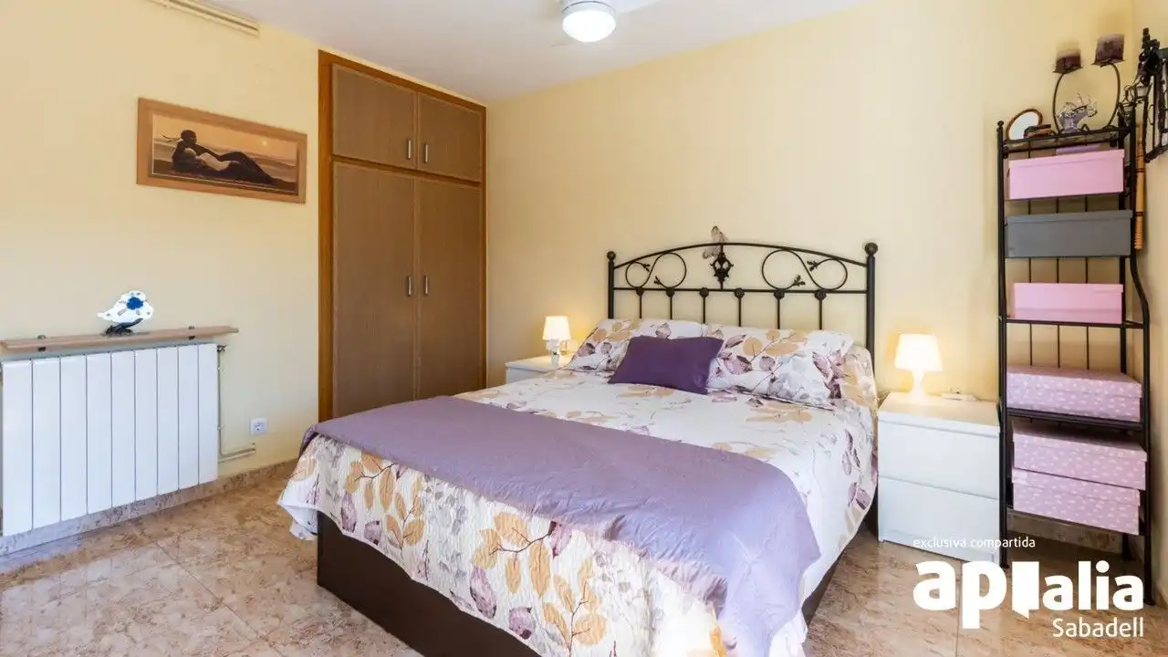 Dormitori de Casa o xalet en venda en Terrassa amb Aire condicionat, Calefacció i Jardí privat