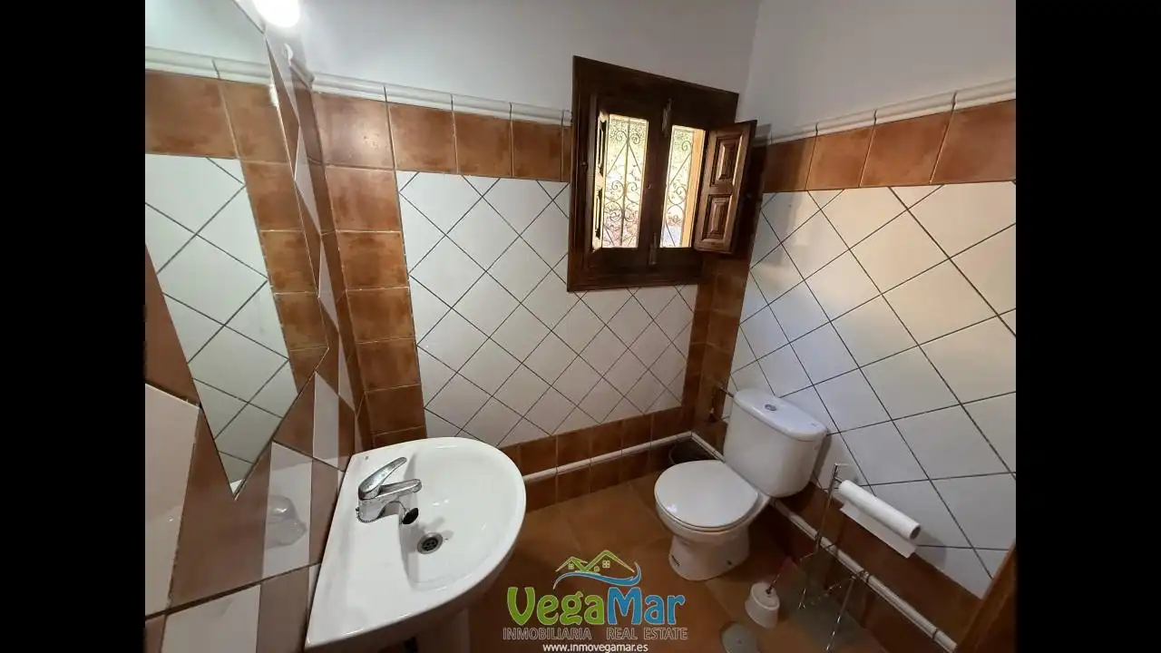 Bany de Finca rústica en venda en Otívar amb Jardí privat, Terrassa i Piscina