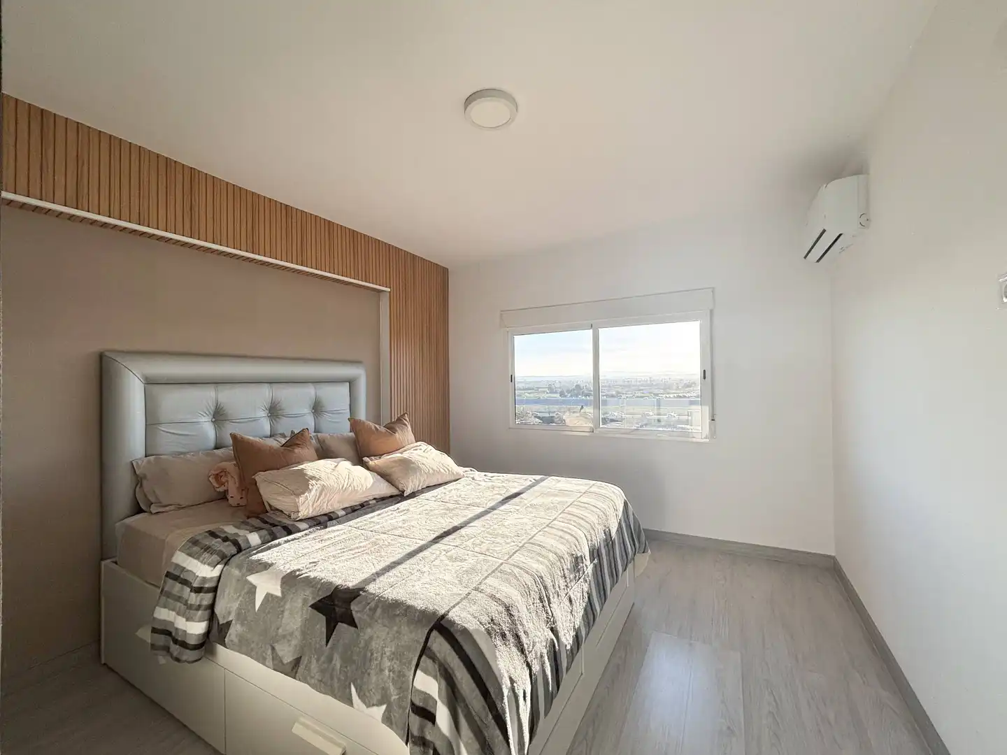 Bedroom of Flat for sale in Valencia  with Air Conditioner, Furnished and Balcony