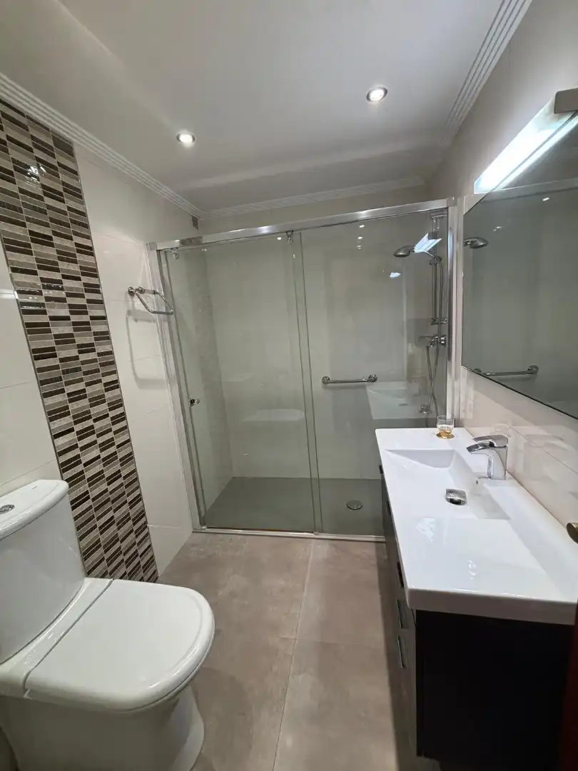 Baño de Piso de alquiler en  Pamplona / Iruña con Calefacción, Parquet y Amueblado