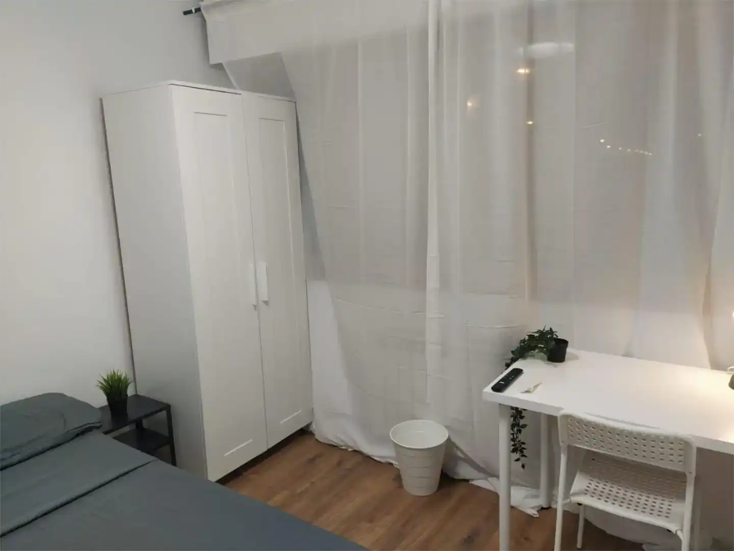 Bedroom of Houses for share in Zaragoza  with Private garden, Parquet flooring and Furnished
