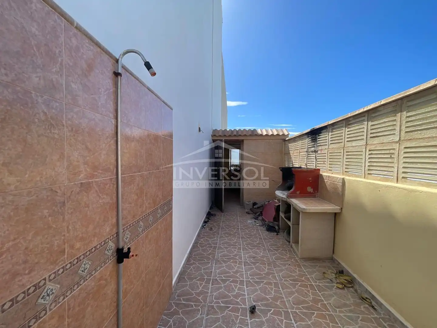 Außenansicht von Einfamilien-Reihenhaus zum Verkauf in Balanegra mit Terrasse, Abstellraum und Balkon