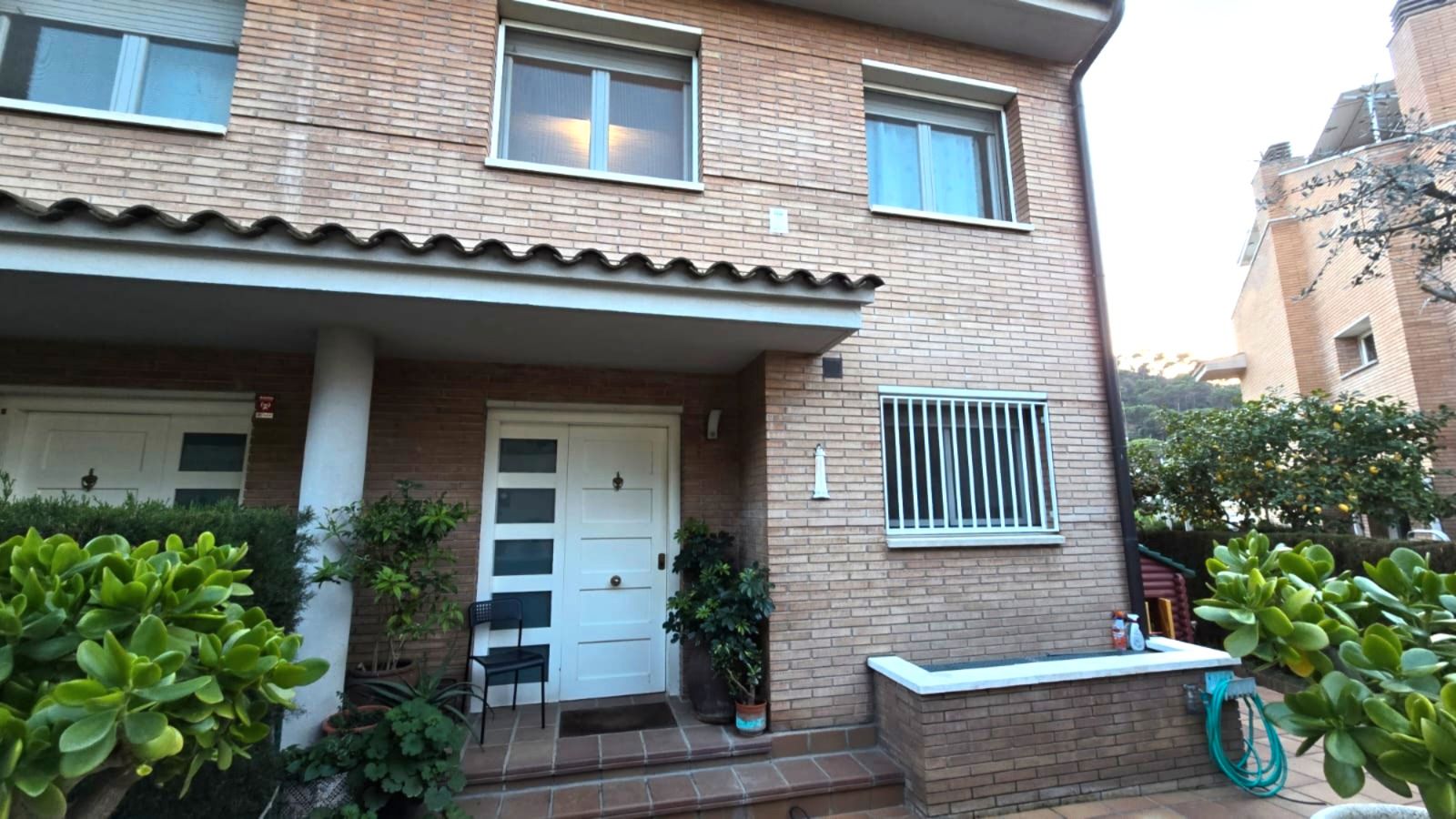 Vista exterior de Casa adosada en venta en Sant Fost de Campsentelles con Calefacción, Jardín privado y Parquet